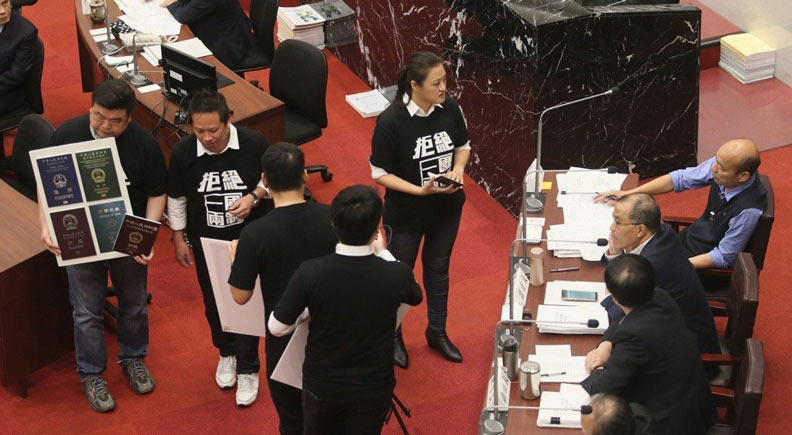 議員狂送韓國瑜怪禮物，高雄議場成秀場...你打幾分？_img_1