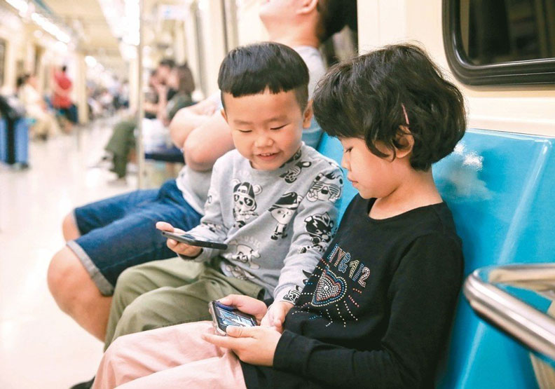 幼童滑手機已成世代現象，國內甚至有五歲孩子手機成癮。