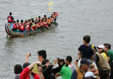 「龍舟賽」起源為何？端午節「鬥龍舟」大盛行時代，甚至舉辦超過10日