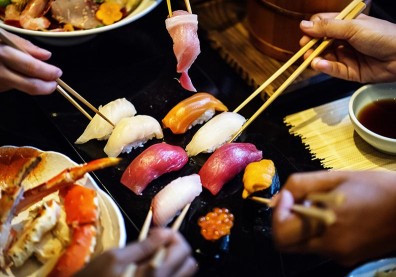 為什麼筷子不能敲碗？從語言與肢體解析用筷禁忌