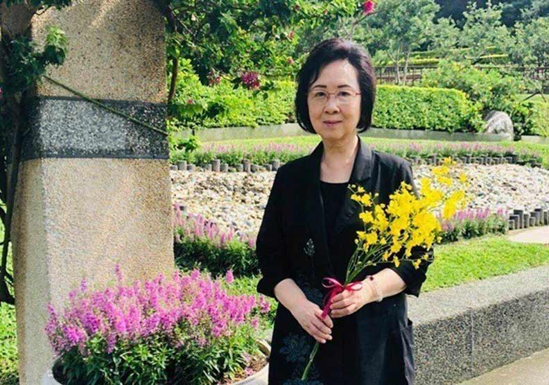 瓊瑤以黃色小蝴蝶蘭悼念一生摯愛平鑫濤。圖取自臉書