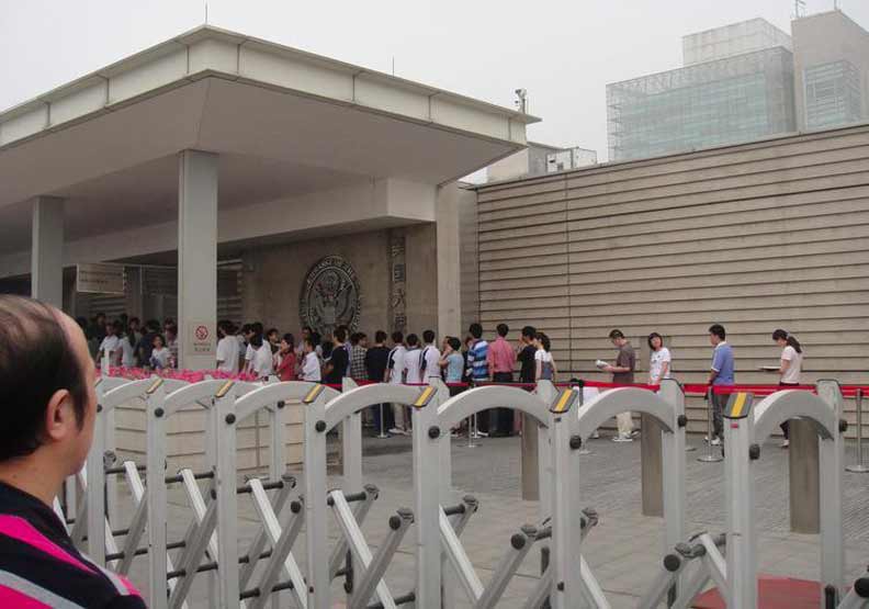 大陸官媒稱，美國新規定，是對中國大陸民眾的「歧視」，是侵犯個人隱私的行為。網易新聞