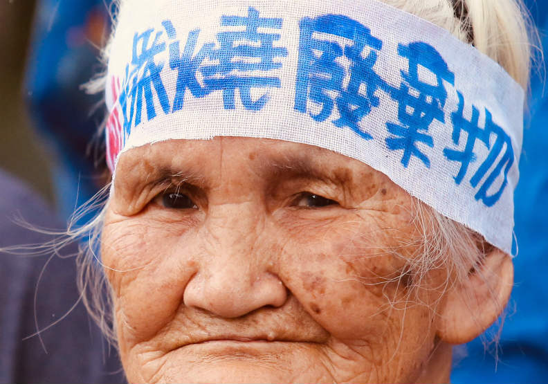 花蓮縣環保局6月6日在秀林鄉和平村舉辦「水泥業（窯）協同處理廢棄物boo案」公聽會，場外的抗議民眾。