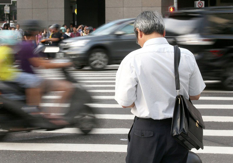 隨著高齡勞動人口愈來愈多，很多超過60歲的勞工仍在職場打拚，勞保與勞退的年資計算愈顯得重要。