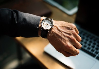 認為「晚了2、3分鐘不算遲到」是大忌？沒時間觀念的人不會有理財概念