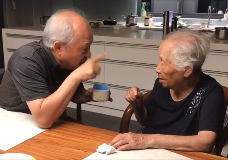最可愛的老小孩！失智症權威醫師與失智母互動感人