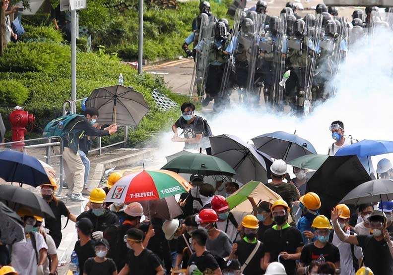 港警下午丟催淚彈驅離在香港立法會外聚集的民眾。