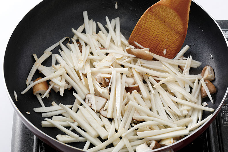 當季鮮筍切絲煮飯最甜!大廚示範兩道家常竹筍料理_img_1