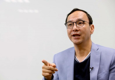 朱立倫回鍋KMT主席，卻得票未過半！如何扛下國民黨「三大難題」？