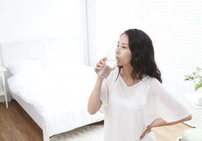 起床一杯溫開水趕走隔夜毒！學會５招啟動身體自癒力，讓壓力消失