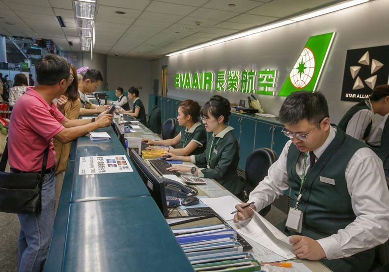 長榮空服員下午4點開始罷工，桃園機場第二航廈長榮櫃台前開始湧現排隊民眾，由於班機被取消，旅客排隊等候簽轉其他航班。