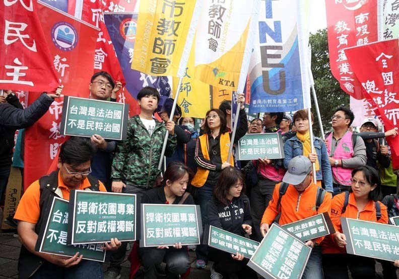 教育部之前研修教師法，引發教團強烈抗議，其中一大爭議，是要把教師請假規則有關寒暑假的條文納入教師法，被誤為要取消寒暑假，教育部澄清未改變現狀，最後三讀通過版本刪去該條文。