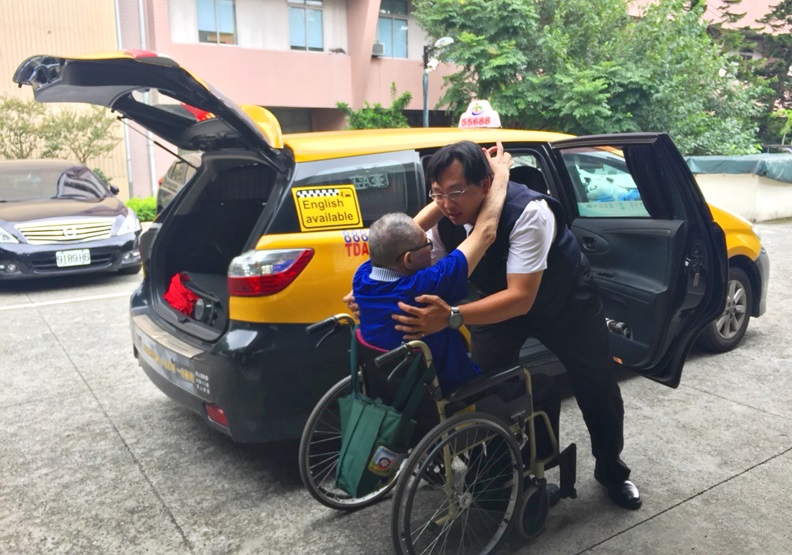 （圖說：台灣大車隊推出陪同就醫服務，結合醫療與交通，讓需要看病的銀髮長輩或弱勢民眾享受更好的照料）