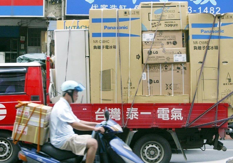 夏天想少繳點電費，第一步就是趁節能家電補助之際，淘汰老舊電器。