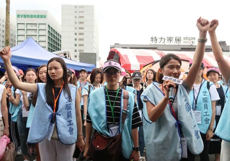 5名長榮空服員代表今下午與長榮董事長林寶水會面，其餘空服員則在外展現團結支持。