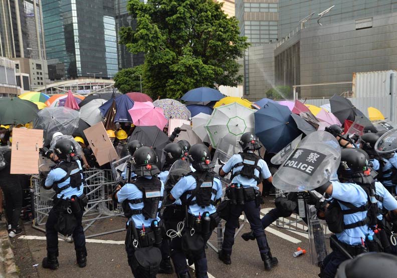 香港警方驅散示威者。星島網