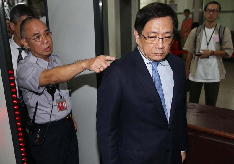 台大校長管中閔（右）任政務官期間有酬為媒體撰寫論文，遭監察院以違法兼職彈劾，公務員懲戒委員會今天罕見採公開審理，管中閔在開庭前20分鐘左右不發一語步入高等法院。