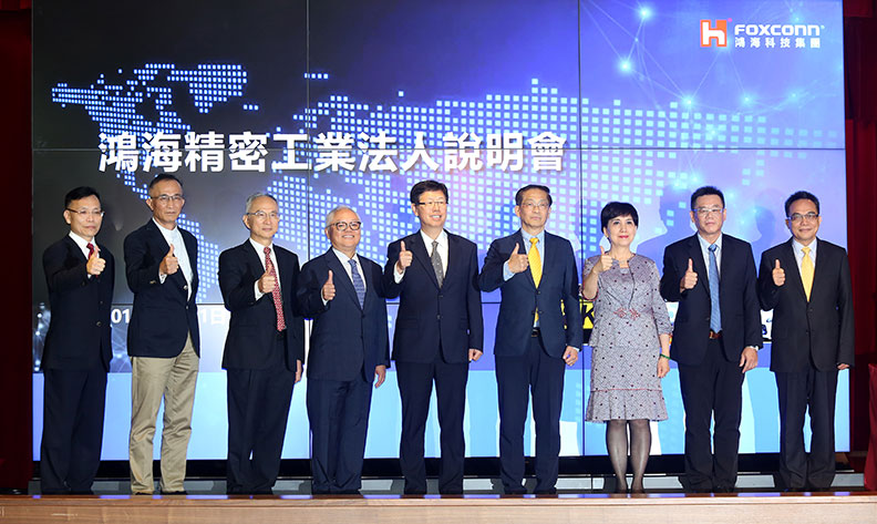 在鴻海的九人經營小組中,雖然李傑(右四)在集團的年資最短,他主掌的工業互聯網,卻是鴻海轉型的重要關鍵。