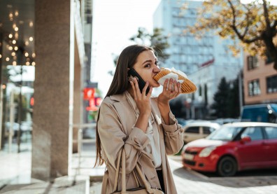 先別對朋友生氣！研究：常遲到的人其實更樂觀健康