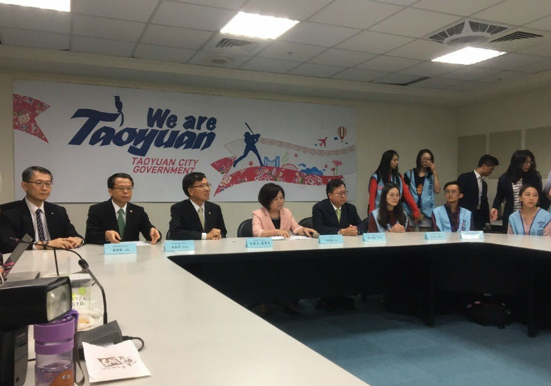 長榮空服員罷工將落幕！勞資雙方今天下午2點第三度上談判桌，桃園市空服員職業工會常務理事李瀅與副秘書長周聖凱7人下午6點現身市府15樓會議室，表示勞資雙方已經完成簽訂團體協約，也代表為期17天罷工，可望在今天畫下句點。