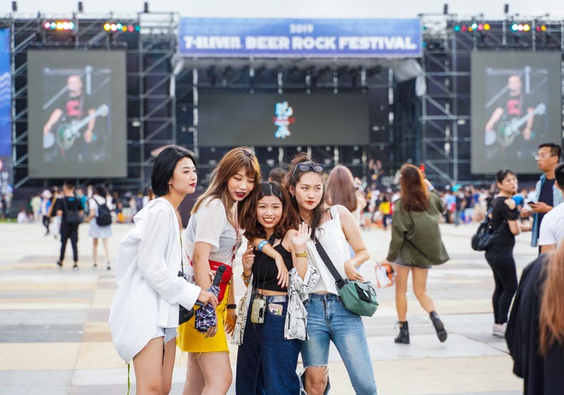 統一董娘高秀玲搶賺男人財?狂打「摸手機舞」廣告炒熱康是美_img_2