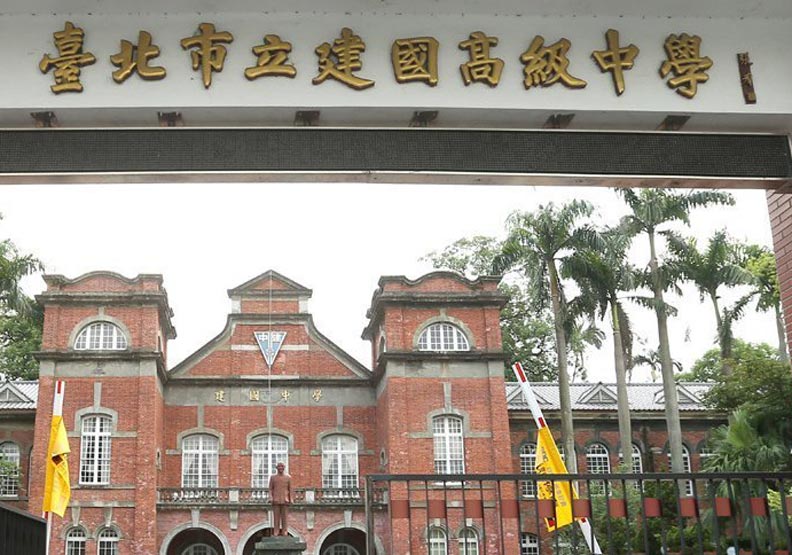 全教總呼籲教育部將公立高中職每班學生數，從新學年的36人，逐年減為30人，但建中校長認為這牽涉增加教師員額等龐大預算，應從長計議。