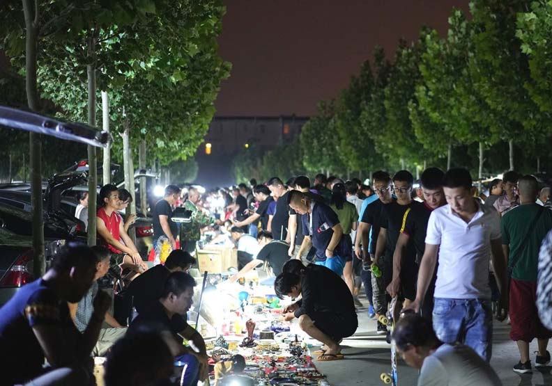 北京「鬼市」凌晨開市，太陽出來時就消失，像鬼一樣來去無影。鳳凰網