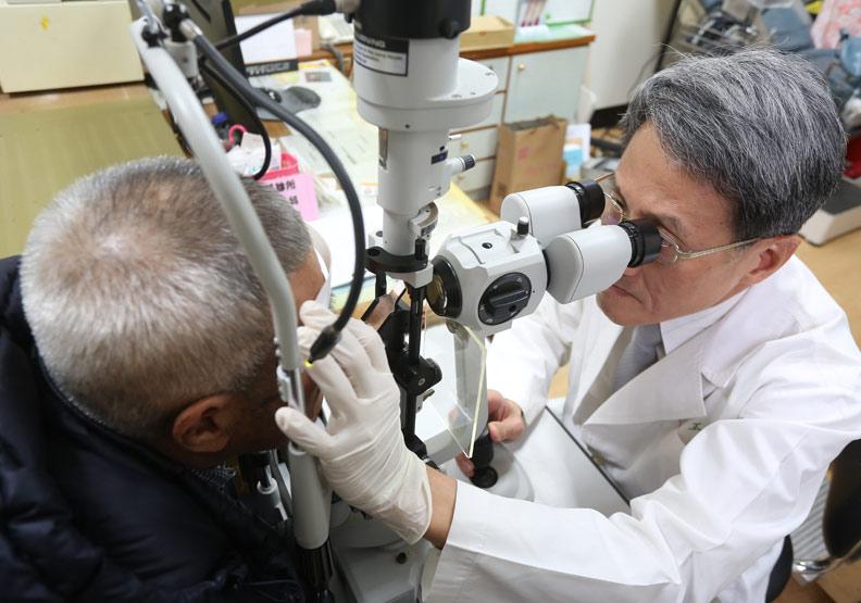 強烈眼痛、看東西伴隨黑影...掌握這 6 種熟齡常見眼疾