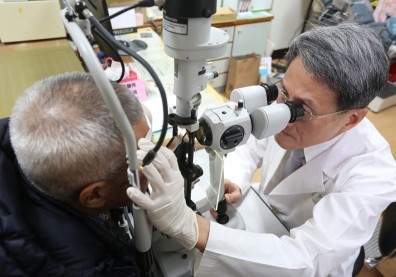 強烈眼痛、看東西伴隨黑影...掌握這 6 種熟齡常見眼疾