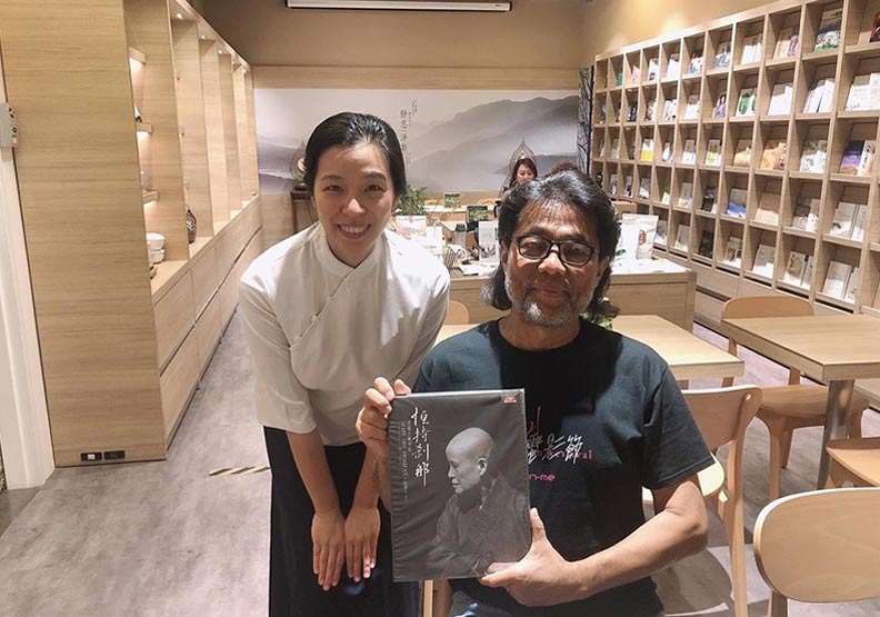 電影攝影師李屏賓（右）和靜思閱讀書軒全球總營運長蔡青兒。取自蔡青兒臉書