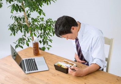 典型消化不良！3 個飲食提醒教你對抗「胃酸型脹氣」