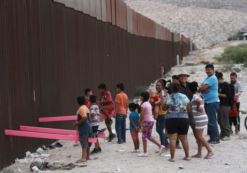 超越藩籬的愛!美墨邊境孩子開心樂玩蹺蹺板_img_6