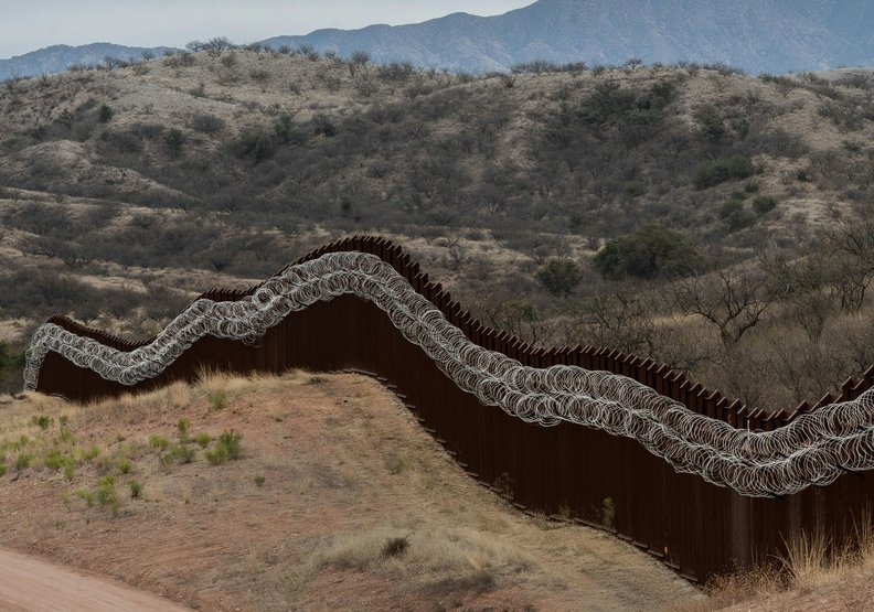 超越藩籬的愛!美墨邊境孩子開心樂玩蹺蹺板_img_1