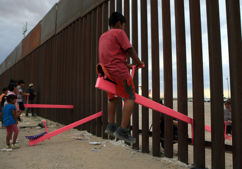 超越藩籬的愛!美墨邊境孩子開心樂玩蹺蹺板_img_3