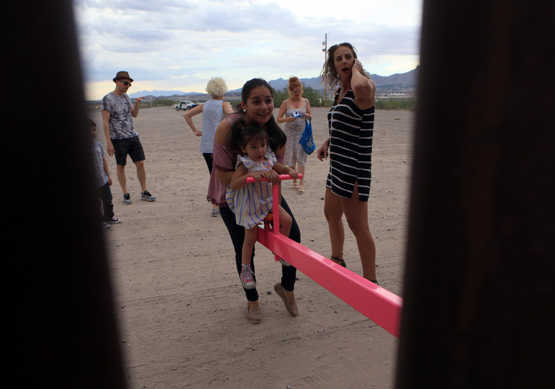 超越藩籬的愛!美墨邊境孩子開心樂玩蹺蹺板_img_4