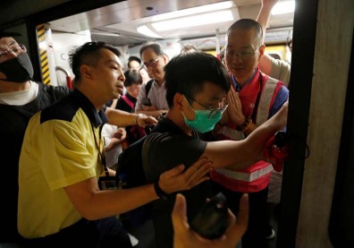 香港三罷癱瘓陸空 林鄭怒斥「搞革命」