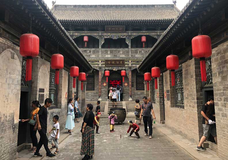 山西晉中「喬家大院」5A景區稱號被文旅部摘牌，圖為遊客在景區內參觀旅遊。中新社