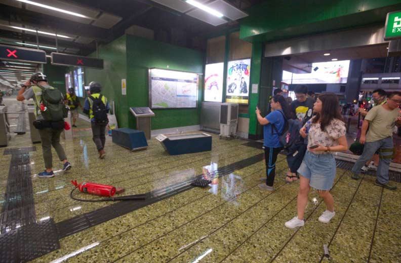 香港反送中衝突愈演愈烈 警察捷運站內放催淚彈_img_1