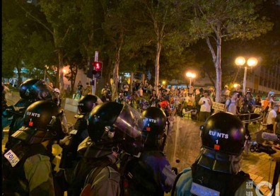 香港反送中衝突愈演愈烈 警察捷運站內放催淚彈