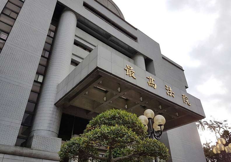 最高法院法官審案壓力大，卷宗多到得「開房間」來放。