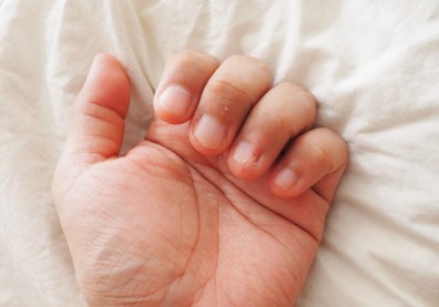 從小學到成人都有的習慣：為什麼會「咬指甲」？