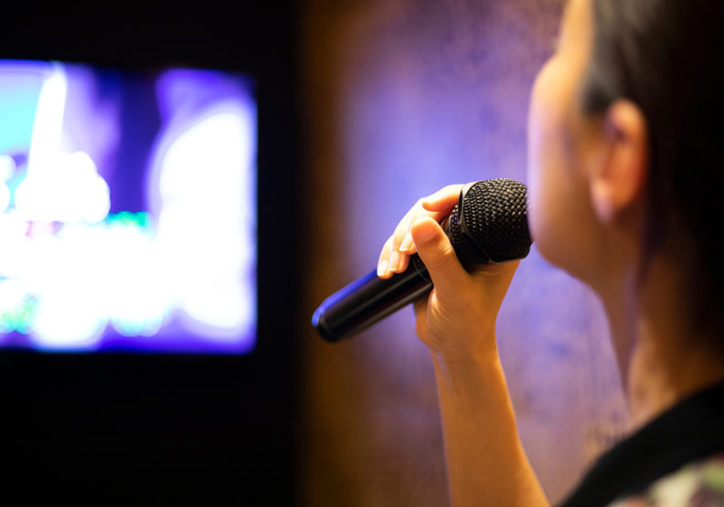 能去KTV、MTV了！拿麥克風唱歌全程戴口罩，開放喝水不可飲食