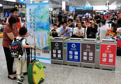 上海實施史上最嚴垃圾分類 代扔垃圾也能發大財