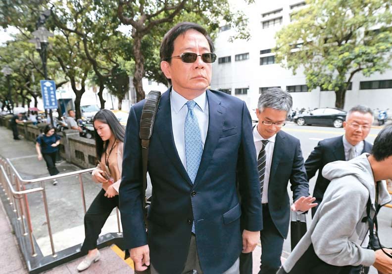 台大校長管中閔（前）被監察院以違法兼職為由彈劾，移送公務員懲戒委員會，昨天進行言詞辯論，管開庭前不發一語。