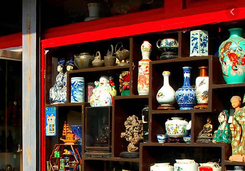 北京書畫市場上的贗品最多、品種最全、價格最便宜。贗品交易又以琉璃廠一帶為主。取自百度旅遊