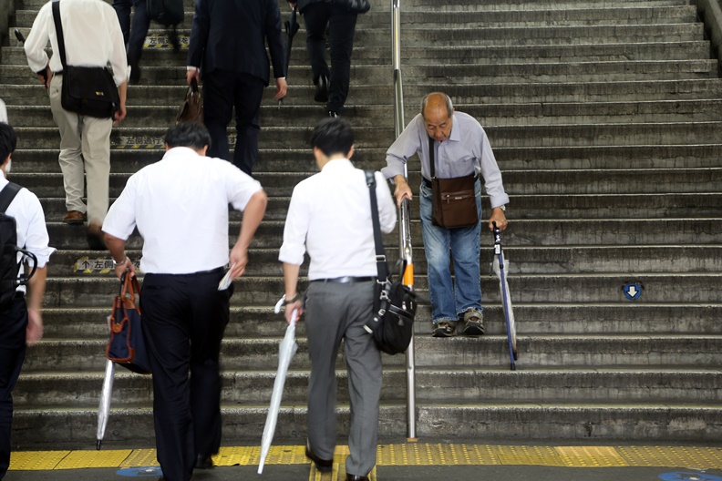 連小七也不堅持了，城市需要這麼多24小時商店嗎？_img_3