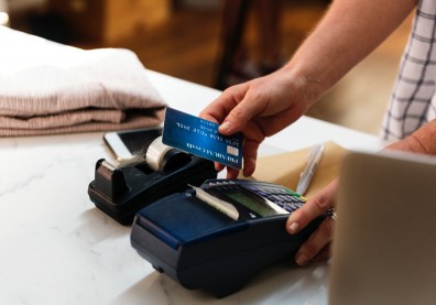 繳稅神卡！3銀行推哩程換機票、6銀行祭分期0利率