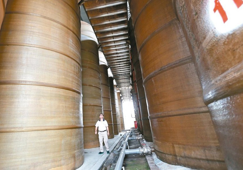 萬家香屏東醬油廠強調百分百純釀造，擁有數十個可以儲存上萬公斤原料的釀造槽。聯合報系資料照