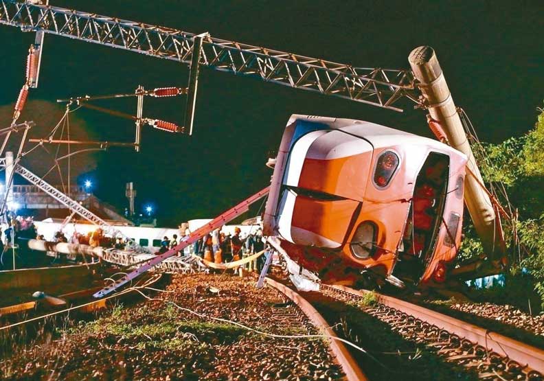去年台鐵普悠瑪翻車造成十八死。