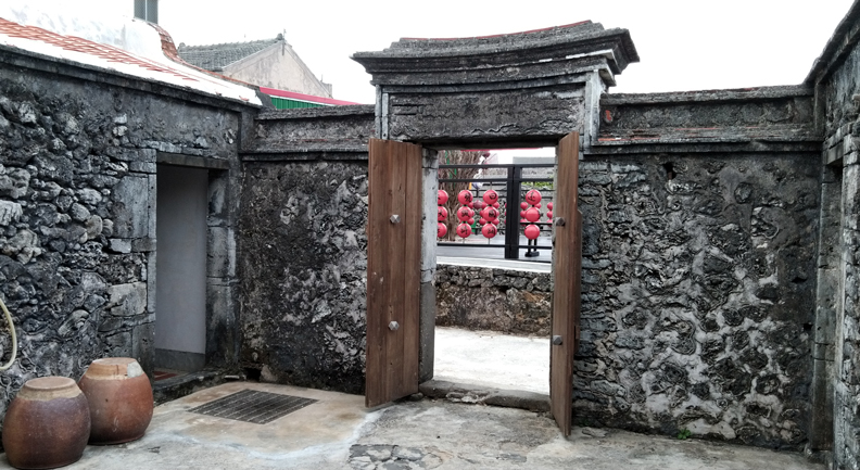 南寮社區內隨處可見保存良好的硓(石古)石屋與環保再利用浮球裝置藝術,遊客可深度體驗在地文化。